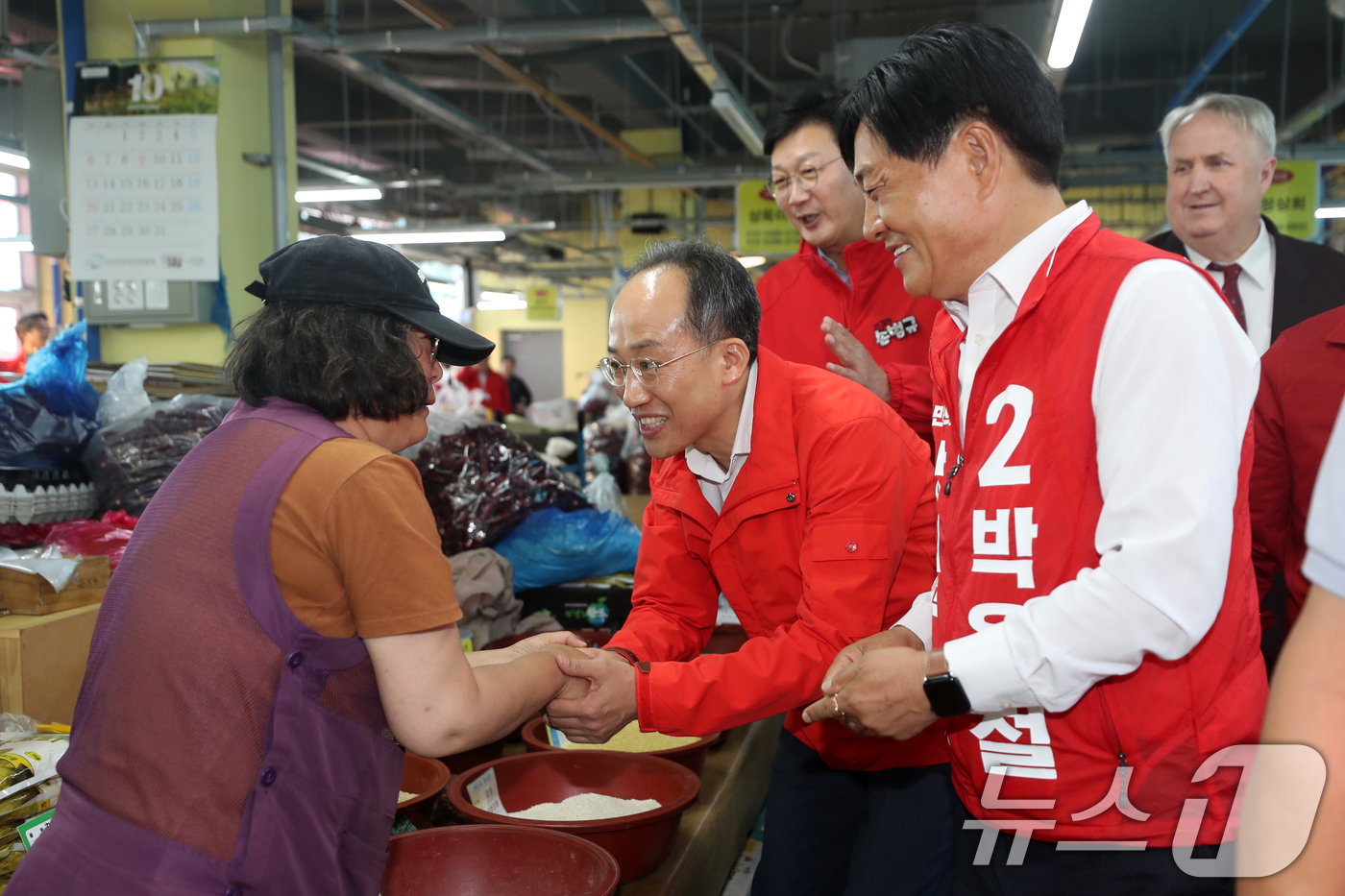 (강화=뉴스1) 이승배 기자 = 추경호 국민의힘 원내대표가 3일 오후 2024 하반기 재·보궐선거 강화군수에 출마한 박영철 후보 지원을 위해 인천시 강화군 강화풍물시장을 찾아 박 …