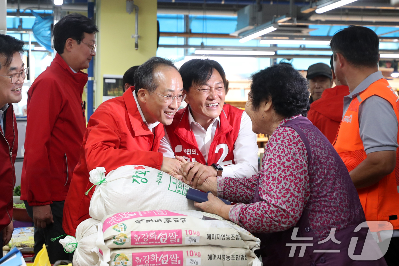 (강화=뉴스1) 이승배 기자 = 추경호 국민의힘 원내대표가 3일 오후 2024 하반기 재·보궐선거 강화군수에 출마한 박영철 후보 지원을 위해 인천시 강화군 강화풍물시장을 찾아 박 …