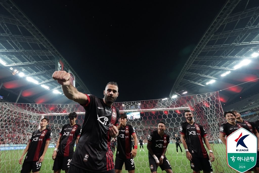 본문 이미지 - FC서울의 야잔(가운데)(한국프로축구연맹 제공) 