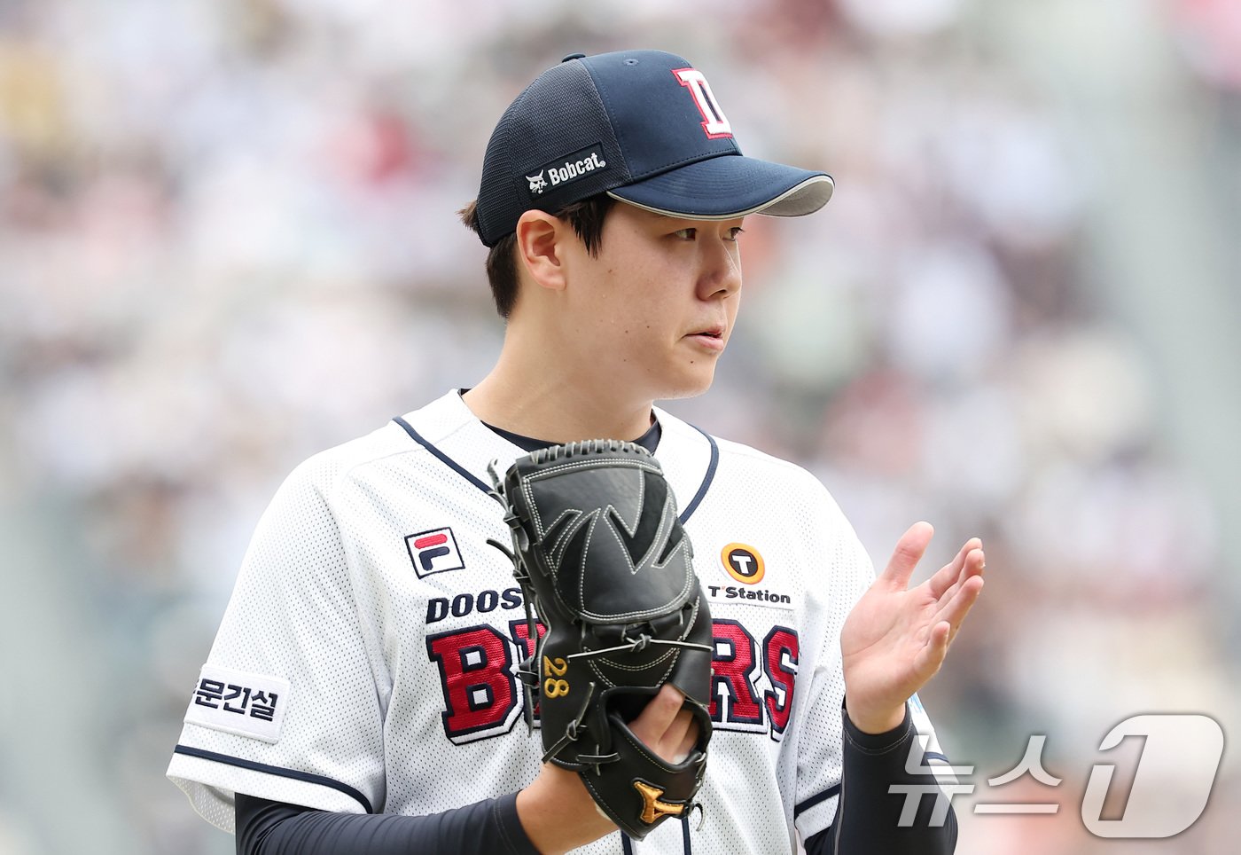 본문 이미지 - 3일 오후 서울 송파구 잠실야구장에서 열린 프로야구 &#39;2024 신한 SOL 뱅크 KBO리그&#39; KT 위즈와 두산 베어스의 포스트시즌 와일드카드 결정전 2차전, 두산 선발 최승용이 2회초 수비를 무실점으로 막아낸 후 더그아웃으로 향하며 박수치고 있다. 2024.10.3/뉴스1 ⓒ News1 김성진 기자