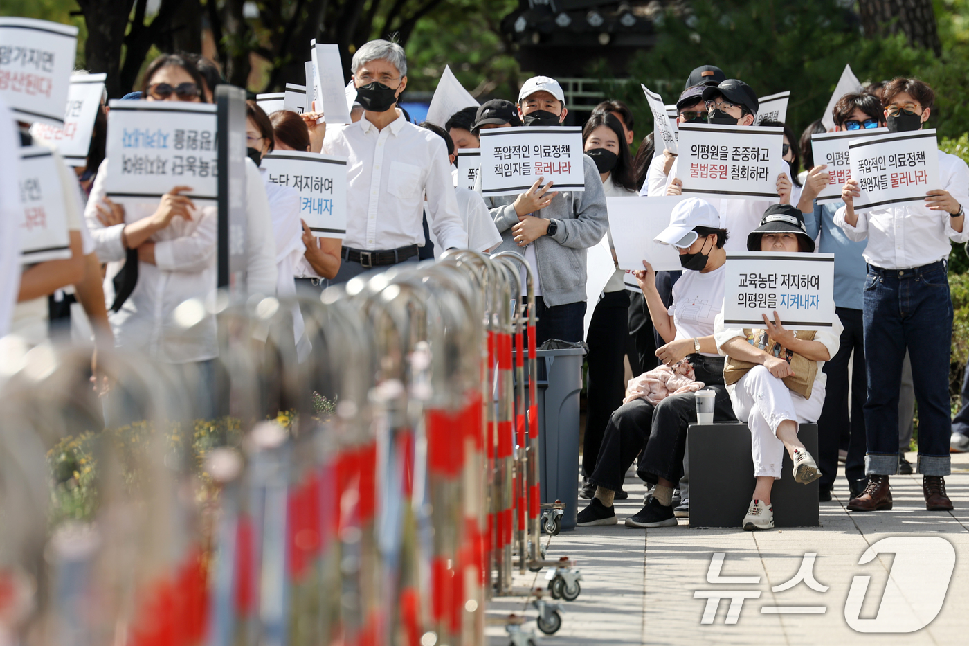 (서울=뉴스1) 민경석 기자 = 전국 의과대학 교수들과 학생들이 3일 오후 서울 용산구 대통령실 앞에서 '의학교육평가원 무력화 저지를 위한 전국의과대학 교수 결의대회'를 하고 있다 …