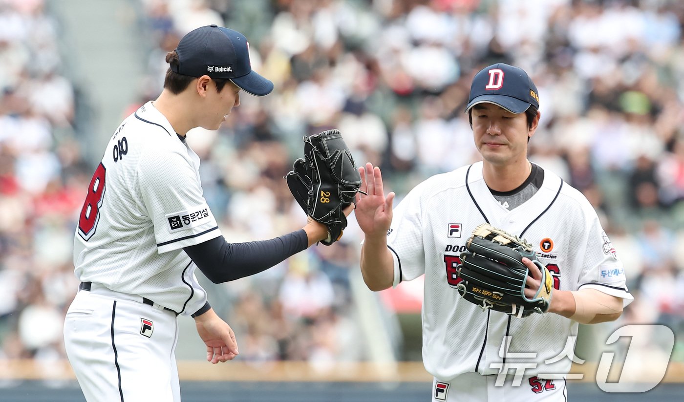 3일 오후 서울 송파구 잠실야구장에서 열린 프로야구 &#39;2024 신한 SOL 뱅크 KBO리그&#39; KT 위즈와 두산 베어스의 포스트시즌 와일드카드 결정전 2차전, 두산 선발 최승용이 4회초를 삼자범퇴로 막아낸 후 유격수 김재호와 하이파이브를 하고 있다. 2024.10.3/뉴스1 ⓒ News1 김성진 기자