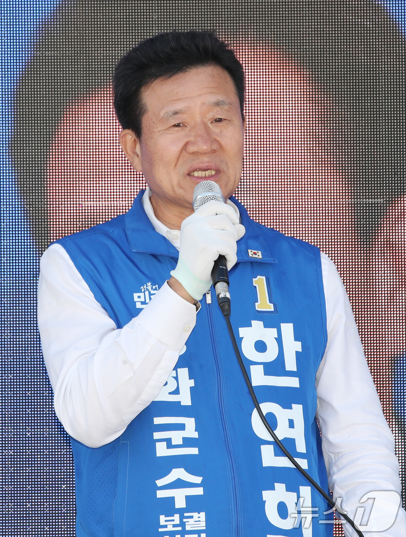 (강화=뉴스1) 이승배 기자 = 2024 하반기 재·보궐선거 강화군수에 출마한 한연희 더불어민주당 후보가 3일 오후 인천시 강화군 강화풍물시장 앞에서 지지를 호소하고 있다. 202 …