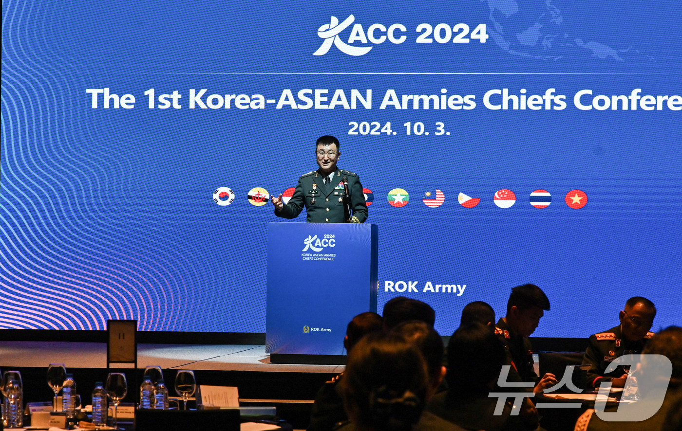 (서울=뉴스1) 송원영 기자 = 박안수 육군참모총장이 3일 대전 유성구 오노마 호텔에서 열린 제1회 한·아세안 육군참모총장 회의에서 모두발언을 하고 있다. (육군 제공) 2024. …