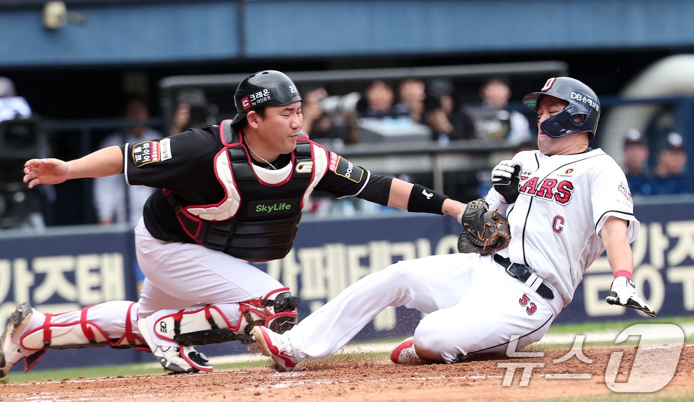 본문 이미지 - 3일 오후 서울 송파구 잠실야구장에서 열린 프로야구 '2024 신한 SOL 뱅크 KBO리그' KT 위즈와 두산 베어스의 포스트시즌 와일드카드 결정전 2차전, KT 장성우가 5회말 1사 2루 두산 허경민의 안타 때 홈으로 쇄도하는 양석환을 태그 아웃시키고 있다. 2024.10.3/뉴스1 ⓒ News1 김성진 기자