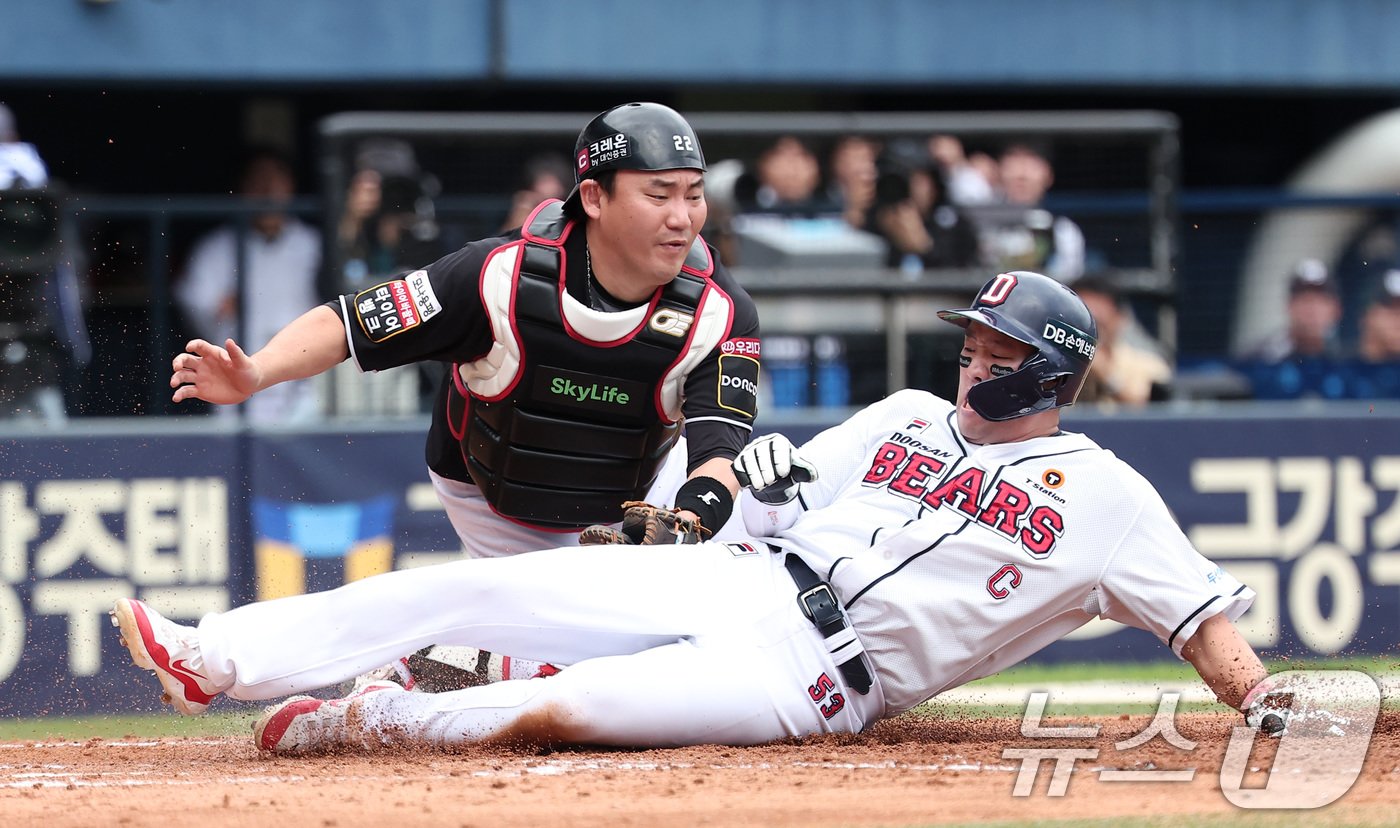 3일 오후 서울 송파구 잠실야구장에서 열린 프로야구 &#39;2024 신한 SOL 뱅크 KBO리그&#39; KT 위즈와 두산 베어스의 포스트시즌 와일드카드 결정전 2차전, KT 장성우가 5회말 1사 2루 두산 허경민의 안타 때 홈으로 쇄도하는 양석환을 태그 아웃시키고 있다. 2024.10.3/뉴스1 ⓒ News1 김성진 기자