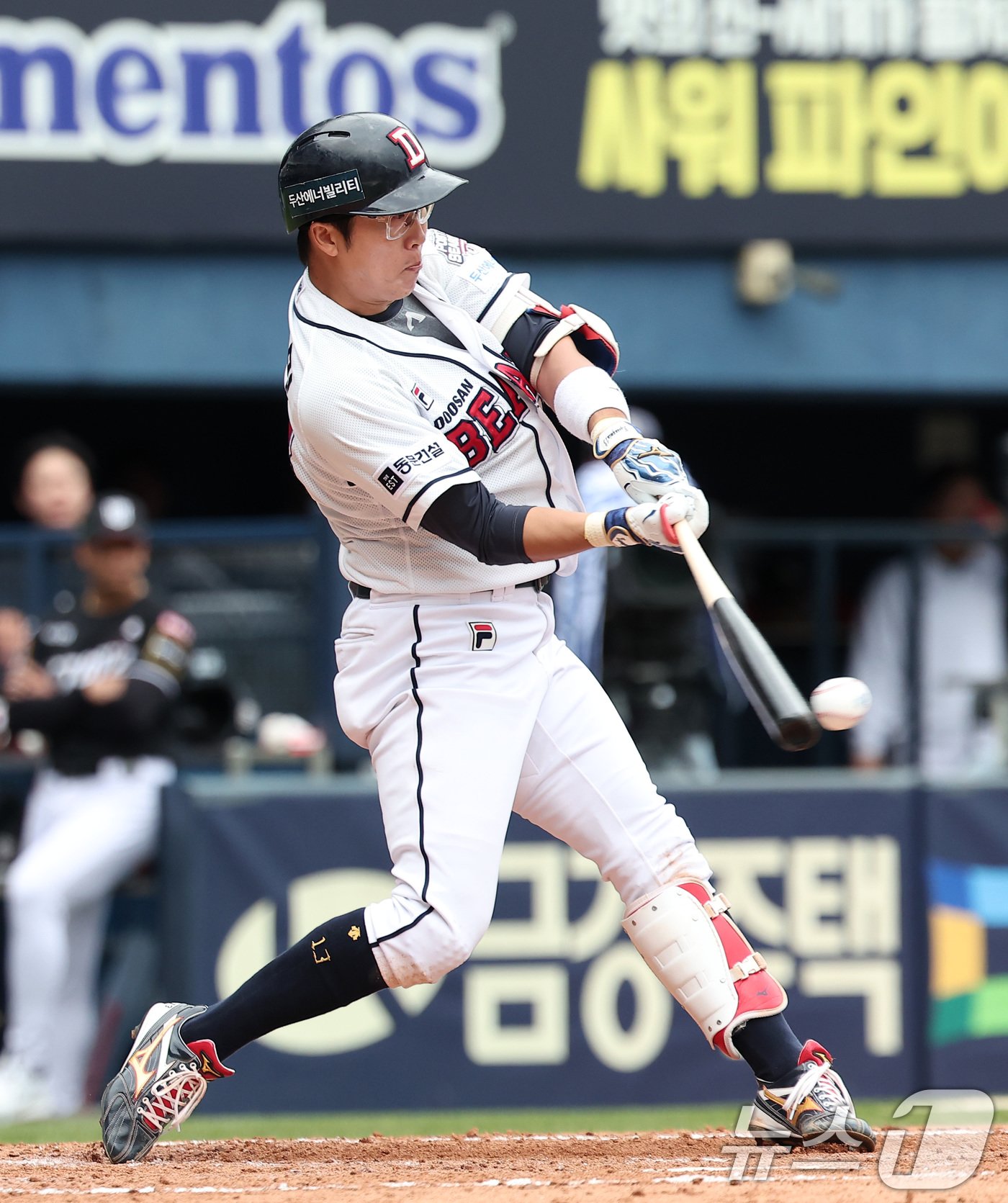 본문 이미지 - 3일 오후 서울 송파구 잠실야구장에서 열린 프로야구 '2024 신한 SOL 뱅크 KBO리그' KT 위즈와 두산 베어스의 포스트시즌 와일드카드 결정전 2차전, 두산 허경민이 5회말 1사 2루 상황에서 안타를 치고 있다. 2024.10.3/뉴스1 ⓒ News1 김성진 기자