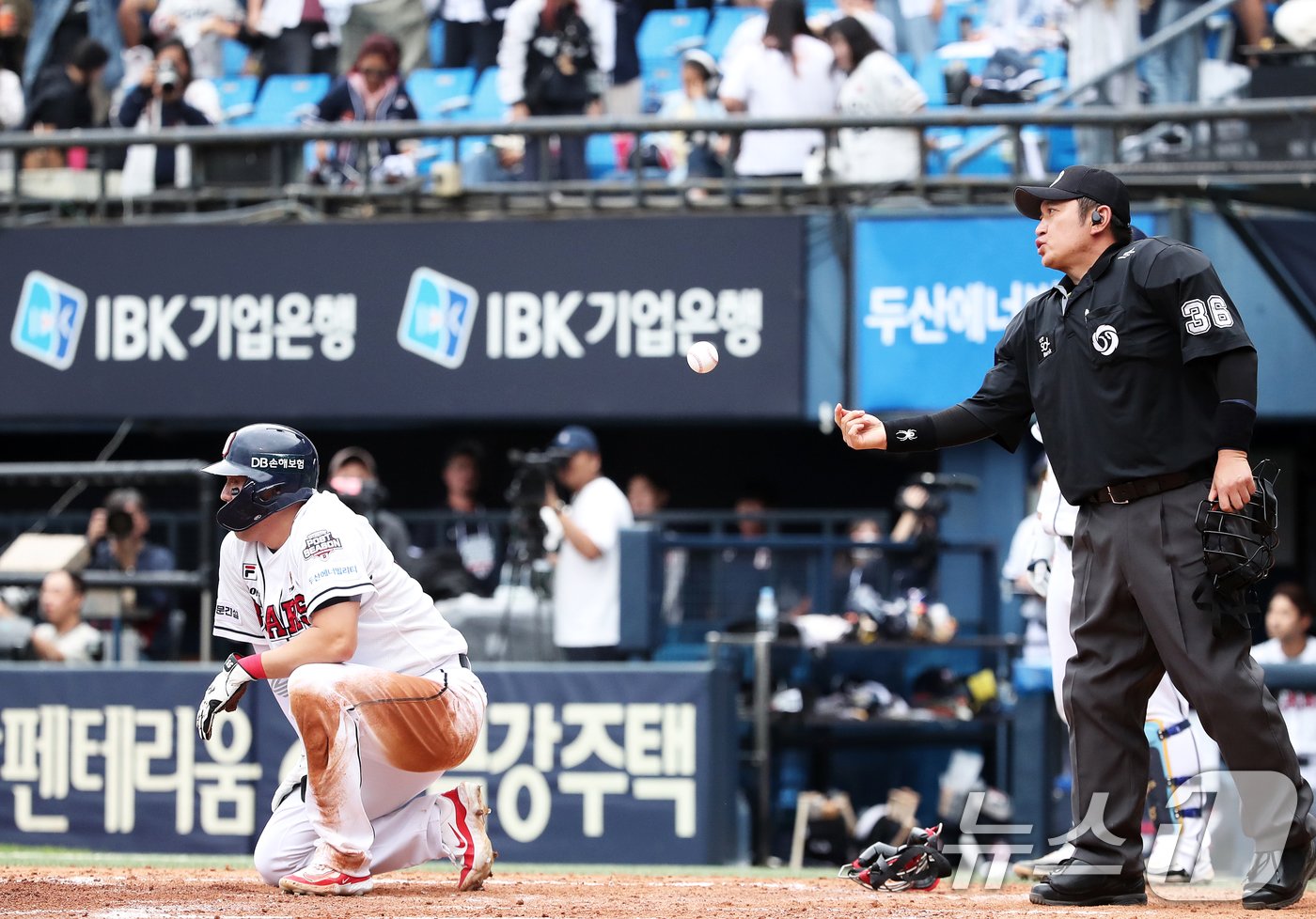 3일 오후 서울 송파구 잠실야구장에서 열린 프로야구 &#39;2024 신한 SOL 뱅크 KBO리그&#39; KT 위즈와 두산 베어스의 포스트시즌 와일드카드 결정전 2차전, 0-0으로 팽팽히 맞선 5회말 두산 공격 1사 2루 상황에서 2루주자 양석환이 허경민의 적시타 때 홈으로 파고들다 간발의 차로 아웃당한 후 아쉬워하고있다. 2024.10.3/뉴스1 ⓒ News1 오대일 기자