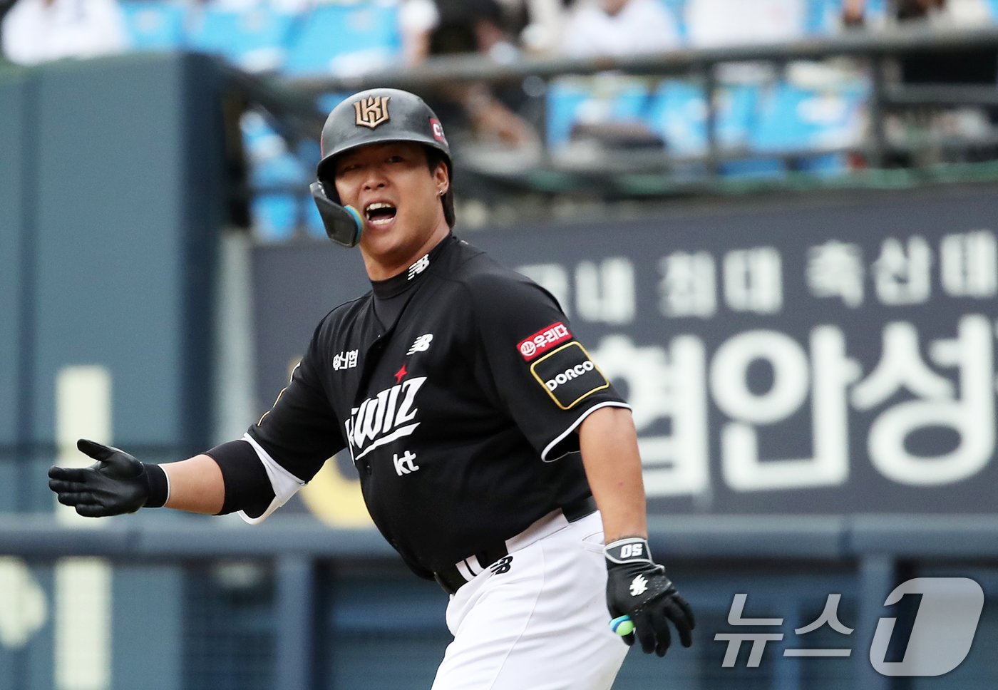 본문 이미지 - 3일 오후 서울 송파구 잠실야구장에서 열린 프로야구 '2024 신한 SOL 뱅크 KBO리그' KT 위즈와 두산 베어스의 포스트시즌 와일드카드 결정전 2차전, 6회초 KT 공격 1사 3루 상황에서 강백호가 1타점 적시타를 터트린 후 포효하고 있다. 2024.10.3/뉴스1 ⓒ News1 오대일 기자