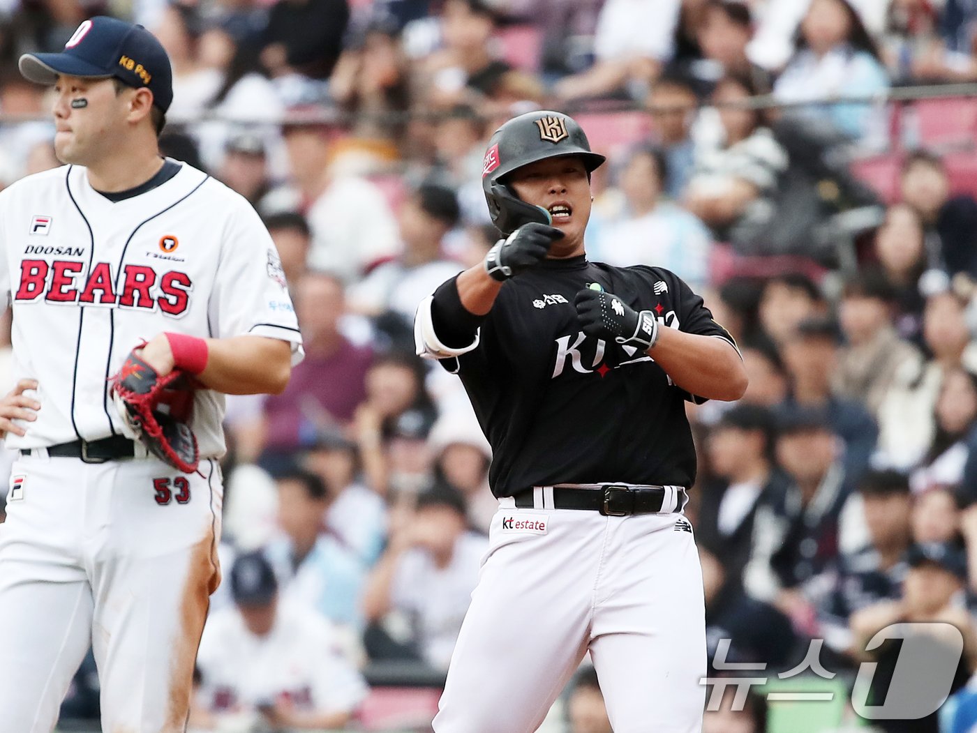 본문 이미지 - 3일 오후 서울 송파구 잠실야구장에서 열린 프로야구 '2024 신한 SOL 뱅크 KBO리그' KT 위즈와 두산 베어스의 포스트시즌 와일드카드 결정전 2차전, 0-0으로 팽팽히 맞선 6회초 KT 공격 1사 3루 상황에서 강백호가 1타점 적시타를 터트린 후 어퍼컷 세리머니를 하고 있다. 2024.10.3/뉴스1 ⓒ News1 오대일 기자