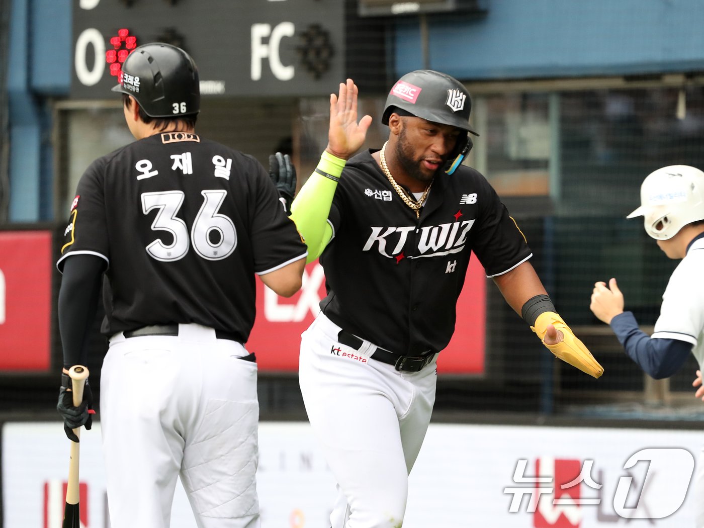 3일 오후 서울 송파구 잠실야구장에서 열린 프로야구 &#39;2024 신한 SOL 뱅크 KBO리그&#39; KT 위즈와 두산 베어스의 포스트시즌 와일드카드 결정전 2차전, 6회초 KT 공격 1사 3루 상황에서 강백호의 적시타 때 득점한 3루주자 로하스가 오재일과 하이파이브를 나누고 있다. 2024.10.3/뉴스1 ⓒ News1 오대일 기자