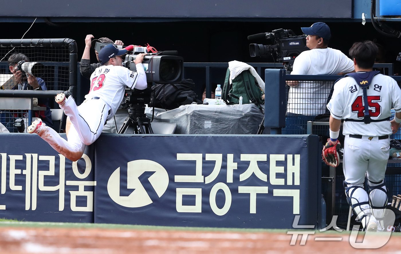 3일 오후 서울 송파구 잠실야구장에서 열린 프로야구 &#39;2024 신한 SOL 뱅크 KBO리그&#39; KT 위즈와 두산 베어스의 포스트시즌 와일드카드 결정전 2차전, .7회초 KT 공격 1사 1루 상황에서 두산 1루수 양석환이 KT 심우준의 파울타구를 잡기 위해 몸을 날리다 중계진의 카메라를 붙잡고 있다. 2024.10.3/뉴스1 ⓒ News1 오대일 기자