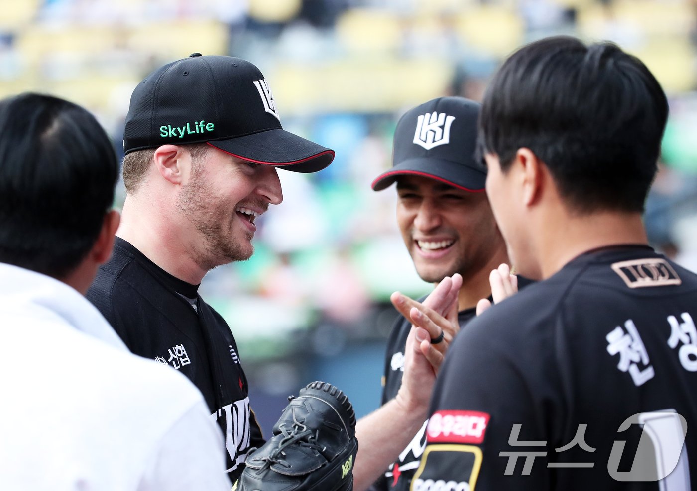 본문 이미지 - 3일 오후 서울 송파구 잠실야구장에서 열린 프로야구 '2024 신한 SOL 뱅크 KBO리그' KT 위즈와 두산 베어스의 포스트시즌 와일드카드 결정전 2차전, 6회말 두산 공격을 무실점으로 막아낸 KT 선발 벤자민이 전날 승리투수 쿠에바스의 축하를 받고 있다. 2024.10.3/뉴스1 ⓒ News1 오대일 기자