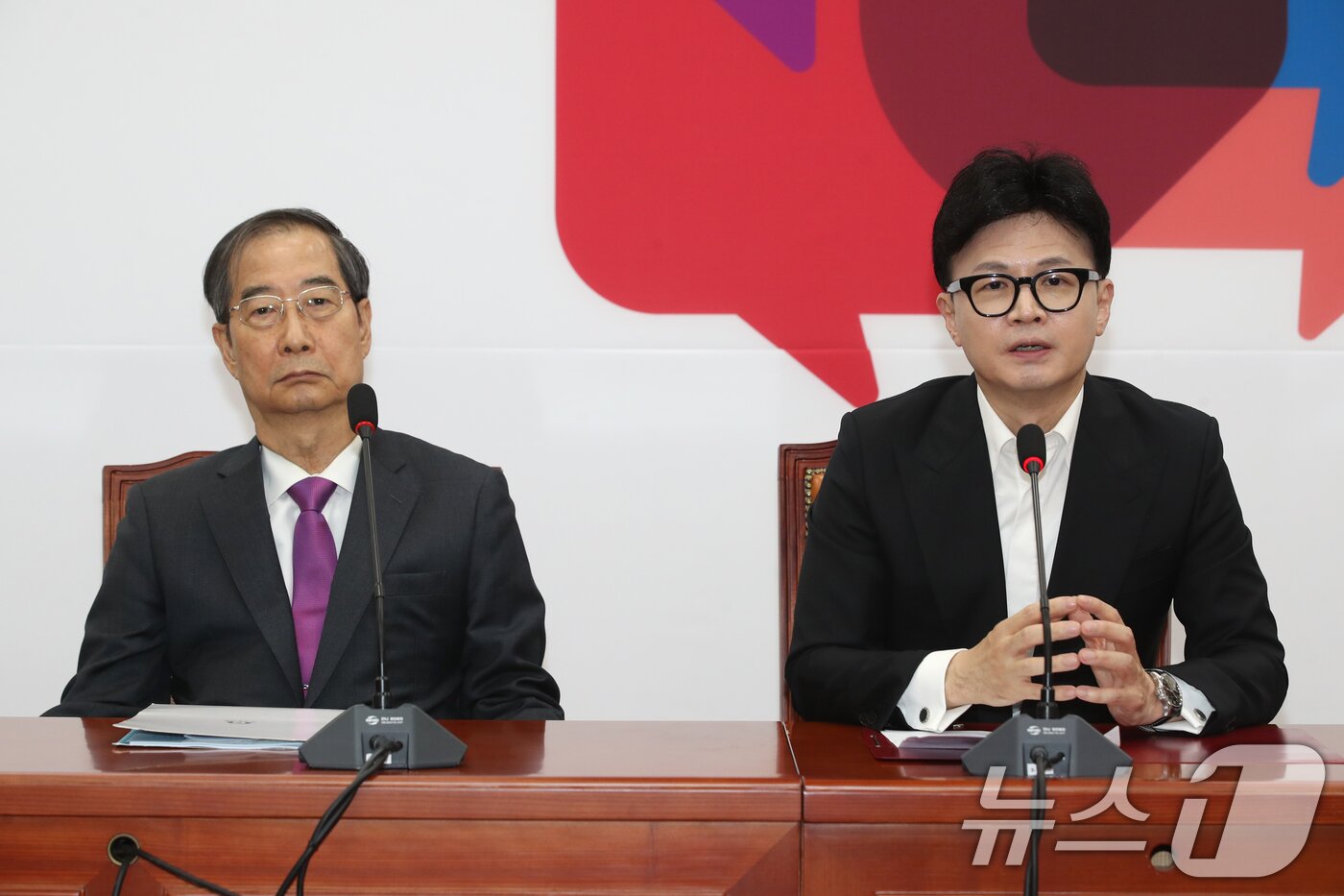 본문 이미지 - 한동훈 국민의힘 대표가 3일 오후 서울 여의도 국회에서 한덕수 국무총리를 접견, 여야의정 협의체 등 의료 문제 관련 발언을 하고 있다. 2024.10.3/뉴스1 ⓒ News1 이광호 기자