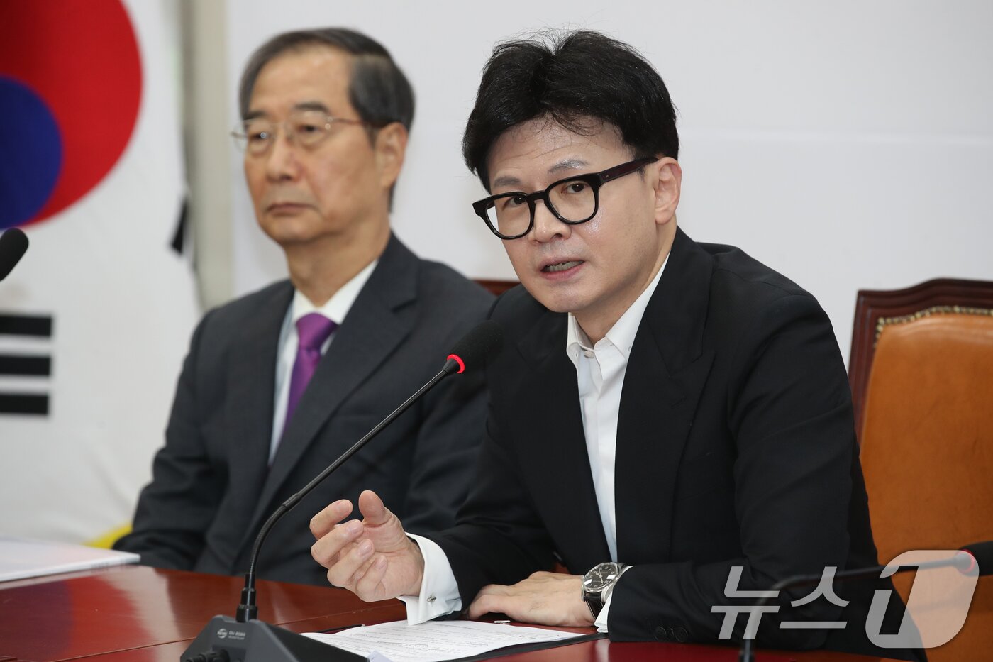 본문 이미지 - 한동훈 국민의힘 대표가 3일 오후 서울 여의도 국회에서 한덕수 국무총리를 접견, 여야의정 협의체 등 의료 문제 관련 발언을 하고 있다. 2024.10.3/뉴스1 ⓒ News1 이광호 기자