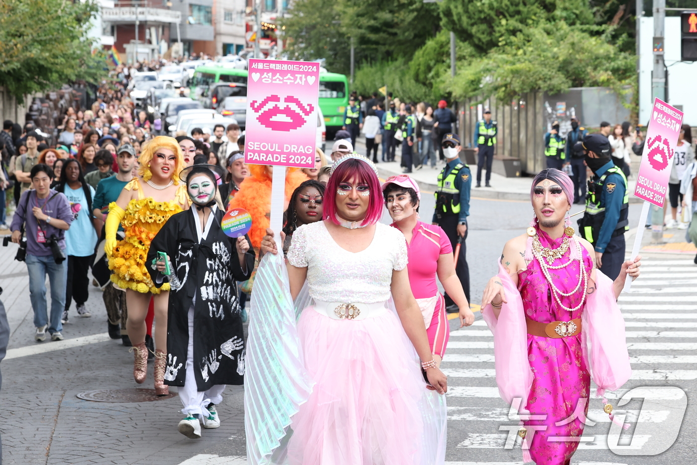 (서울=뉴스1) 민경석 기자 = 드래그 퀸(drag queen)을 비롯한 성소수자들 및 활동가들이 3일 오후 서울 용산구 해방촌에서 열린 '서울드랙퍼레이드 2024'에 참가해 이태 …