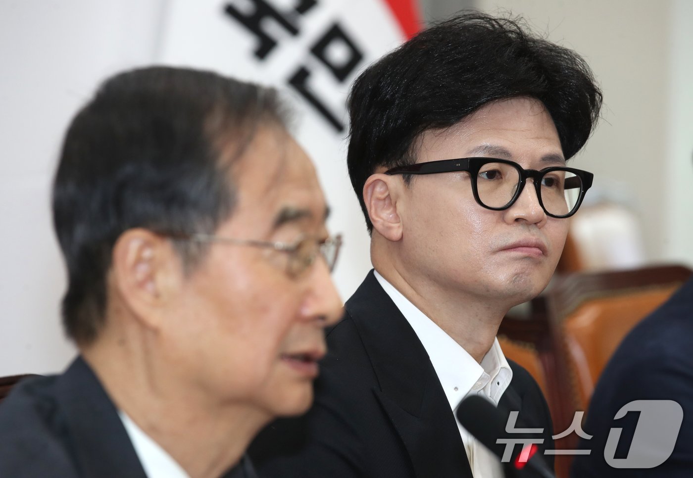 본문 이미지 - 한동훈 국민의힘 대표가 3일 오후 서울 여의도 국회에서 한덕수 국무총리를 접견, 한 총리의 여야의정 협의체 등 의료 문제 관련 발언을 듣고 있다. 2024.10.3/뉴스1 ⓒ News1 이광호 기자