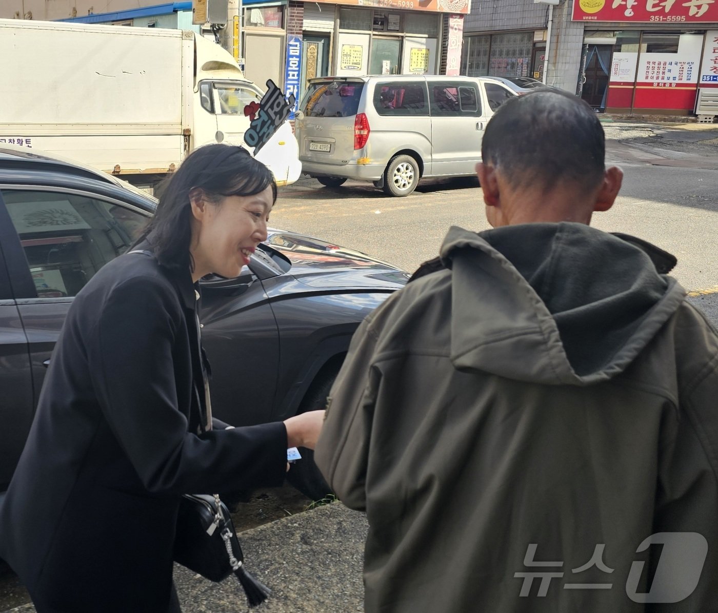 10·16 전남 영광군수 재선거에 출마한 조국혁신당 장현 후보 딸 백선씨가 영광읍에서 후보 명함을 건네고 있다. 2024.10.3/뉴스1 ⓒ News1 서충섭 기자