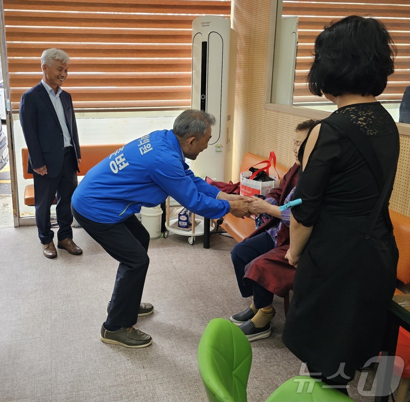 더불어민주당 윤준병 의원&#40;전북 정읍·고창&#41;이 3일 전남 영광읍에서 장세일 후보 지원 유세를 하고 있다.2024.10.3./뉴스1 ⓒ News1 서충섭 기자