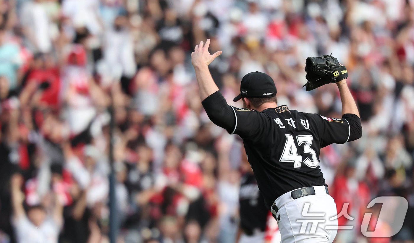 본문 이미지 - 3일 오후 서울 송파구 잠실야구장에서 열린 프로야구 '2024 신한 SOL 뱅크 KBO리그' KT 위즈와 두산 베어스의 포스트시즌 와일드카드 결정전 2차전, KT 선발 벤자민이 7회말까지 무실점 역투를 펼친 후 관중석을 향해 포효하고 있다. 2024.10.3/뉴스1 ⓒ News1 김성진 기자