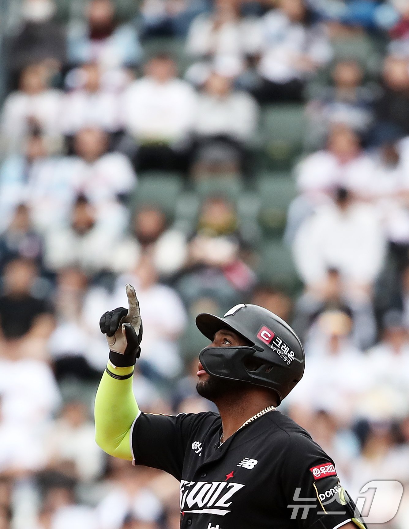 본문 이미지 - 3일 오후 서울 송파구 잠실야구장에서 열린 프로야구 '2024 신한 SOL 뱅크 KBO리그' KT 위즈와 두산 베어스의 포스트시즌 와일드카드 결정전 2차전, KT 로하스가 6회초 선두타자로 나서 2루타를 때린 후 기뻐하고 있다. 2024.10.3/뉴스1 ⓒ News1 오대일 기자