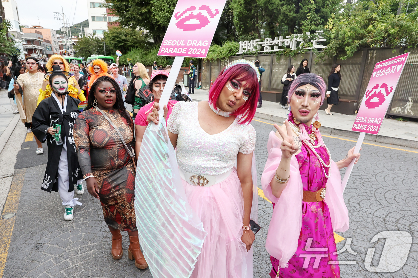 (서울=뉴스1) 민경석 기자 = 드래그 퀸(drag queen)을 비롯한 성소수자들 및 활동가들이 3일 오후 서울 용산구 해방촌에서 열린 '서울드랙퍼레이드 2024'에 참가해 이태 …