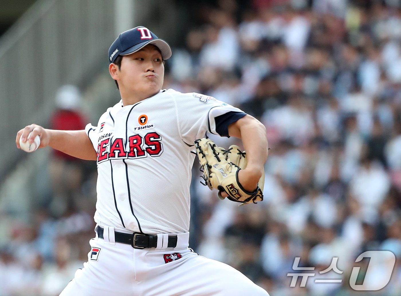 본문 이미지 - 3일 오후 서울 송파구 잠실야구장에서 열린 프로야구 &#39;2024 신한 SOL 뱅크 KBO리그&#39; KT 위즈와 두산 베어스의 포스트시즌 와일드카드 결정전 2차전, 8회초 두산 구원투수 김택연이 역투하고 있다. 2024.10.3/뉴스1 ⓒ News1 오대일 기자