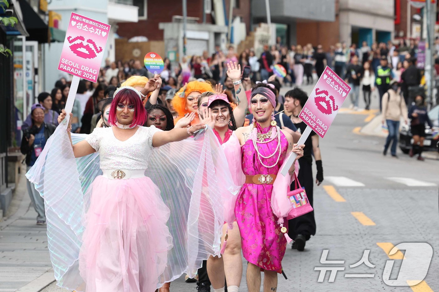 (서울=뉴스1) 민경석 기자 = 드래그 퀸(drag queen)을 비롯한 성소수자들 및 활동가들이 3일 오후 서울 용산구 해방촌에서 열린 '서울드랙퍼레이드 2024'에 참가해 이태 …