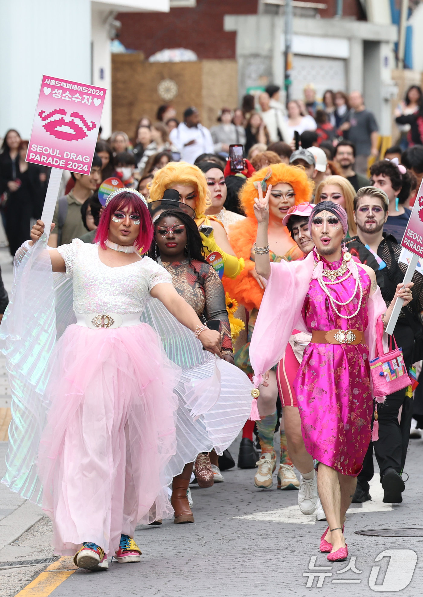 (서울=뉴스1) 민경석 기자 = 드래그 퀸(drag queen)을 비롯한 성소수자들 및 활동가들이 3일 오후 서울 용산구 해방촌에서 열린 '서울드랙퍼레이드 2024'에 참가해 이태 …