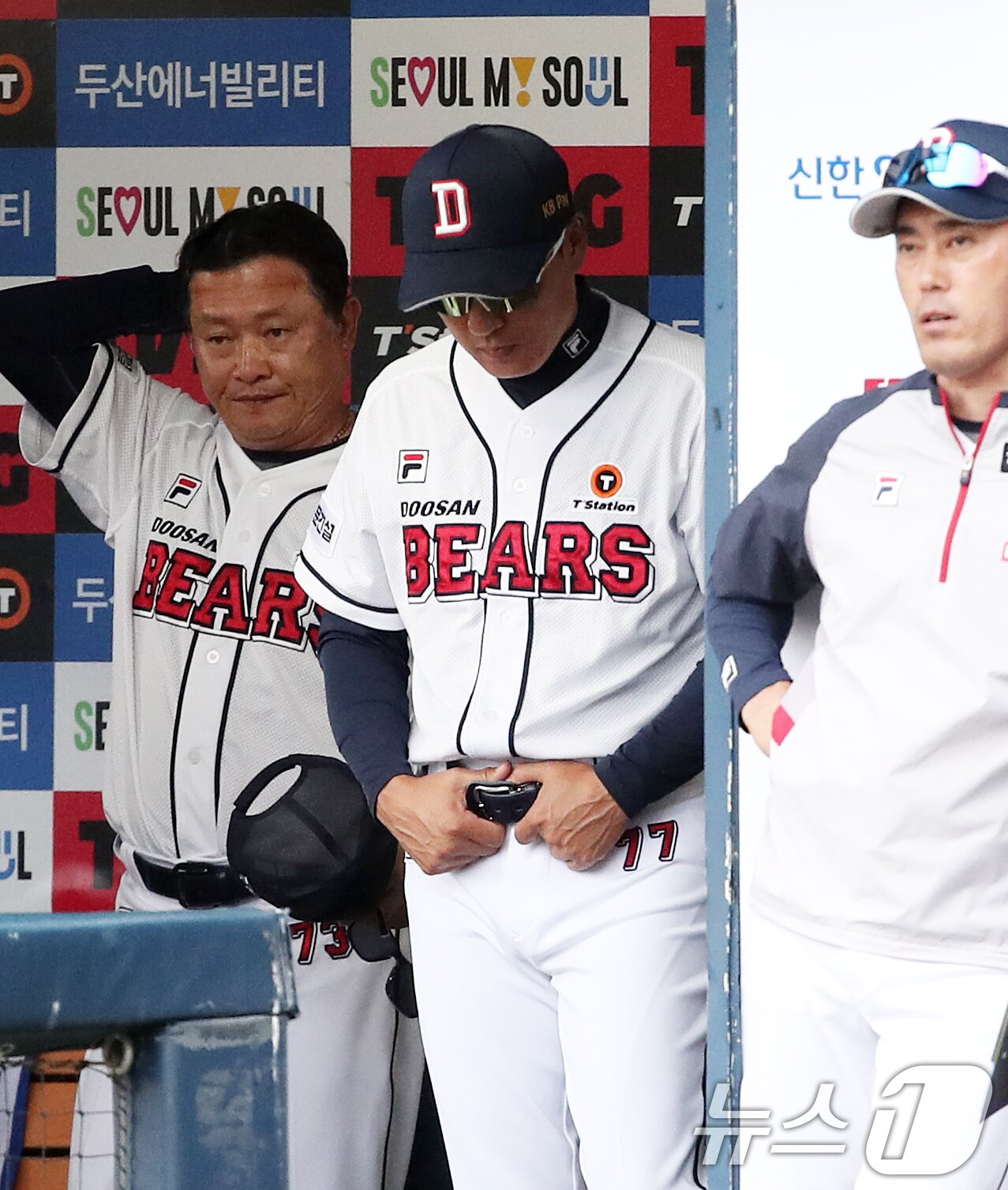 본문 이미지 - 3일 오후 서울 송파구 잠실야구장에서 열린 프로야구 '2024 신한 SOL 뱅크 KBO리그' KT 위즈와 두산 베어스의 포스트시즌 와일드카드 결정전 2차전, 두산 이승엽 감독이 0-1로 패색이 짙은 9회초 무거운 표정으로 경기를 지켜보고 있다. 2024.10.3/뉴스1 ⓒ News1 오대일 기자