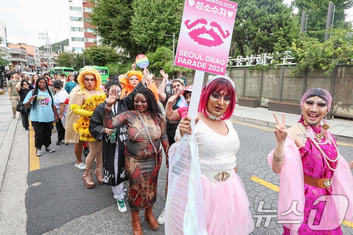 (서울=뉴스1) 민경석 기자 = 드래그 퀸(drag queen)을 비롯한 성소수자들 및 활동가들이 3일 오후 서울 용산구 해방촌에서 열린 '서울드랙퍼레이드 2024'에 참가해 이태 …