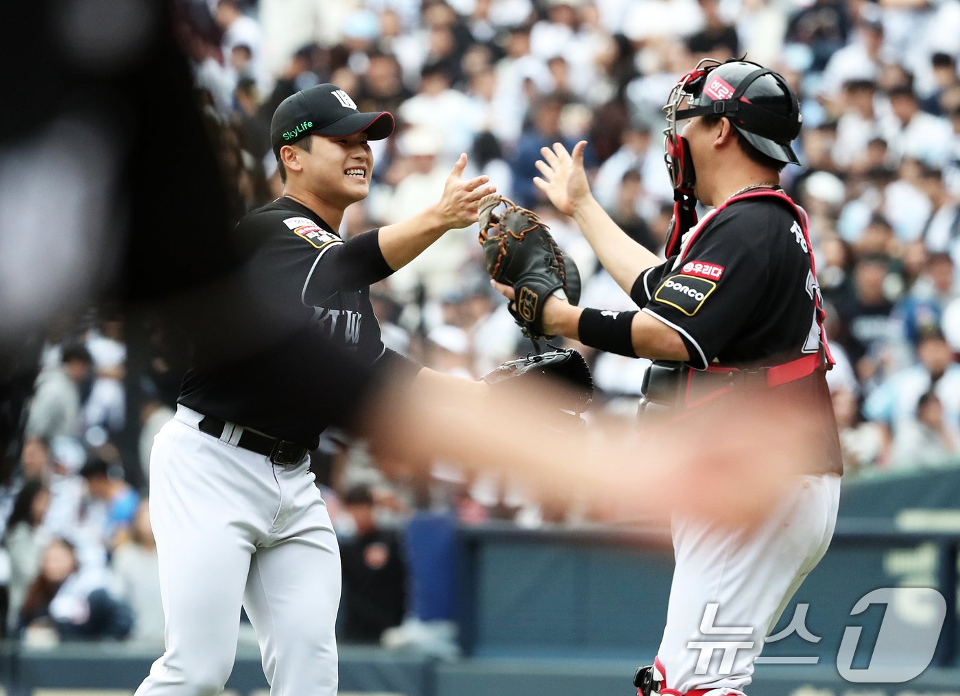 3일 오후 서울 송파구 잠실야구장에서 열린 프로야구 &#39;2024 신한 SOL 뱅크 KBO리그&#39; KT 위즈와 두산 베어스의 포스트시즌 와일드카드 결정전 2차전에서 1-0 승리를 거두며 준플레이오프 진출을 이 KT 마무리 박영현이 포수 장성우와 하이파이브를 하고 있다. 2015년 와일드카드 결정전 도입 후 5위 팀이 4위 팀을 제치고 준플레이오프에 올라간 경우는 이번이 처음이다. 2024.10.3/뉴스1 ⓒ News1 오대일 기자