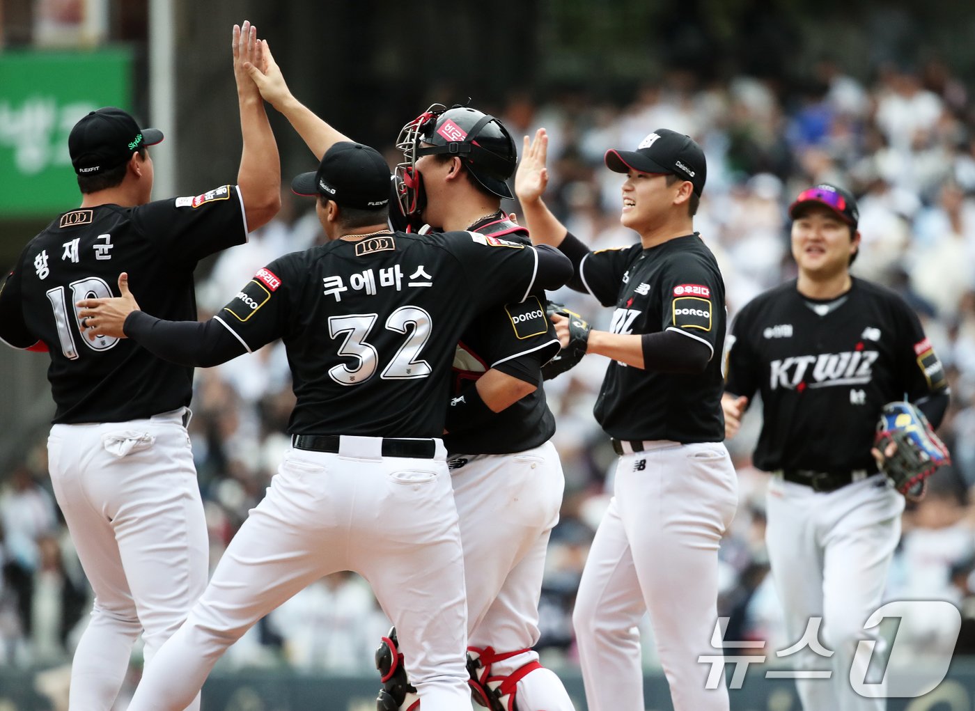 3일 오후 서울 송파구 잠실야구장에서 열린 프로야구 &#39;2024 신한 SOL 뱅크 KBO리그&#39; KT 위즈와 두산 베어스의 포스트시즌 와일드카드 결정전 2차전에서 1-0 승리를 거두며 준플레이오프 진출에 성공한 KT 선수들이 마운드에 모여 하이파이브를 하고 있다. 2015년 와일드카드 결정전 도입 후 5위 팀이 4위 팀을 제치고 준플레이오프에 올라간 경우는 이번이 처음이다. 2024.10.3/뉴스1 ⓒ News1 오대일 기자