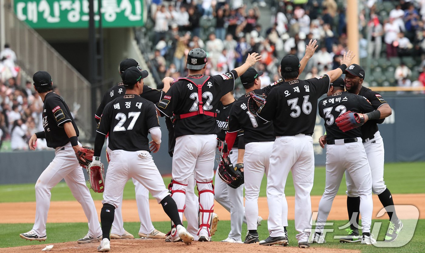 본문 이미지 - KT 위즈 선수들이 3일 오후 서울 송파구 잠실야구장에서 열린 프로야구 '2024 신한 SOL 뱅크 KBO리그' KT 위즈와 두산 베어스의 포스트시즌 와일드카드 결정전 2차전에서 1-0으로 승리를 거두며 준플레이오프 진출에 성공한 후 기뻐하고 있다. 2024.10.3/뉴스1 ⓒ News1 김성진 기자