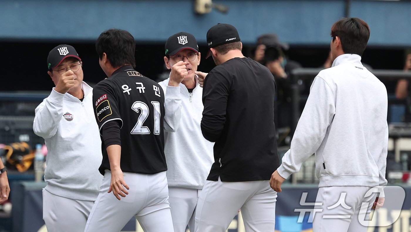 KT 이강철 감독이 3일 오후 서울 송파구 잠실야구장에서 열린 프로야구 &#39;2024 신한 SOL 뱅크 KBO리그&#39; KT 위즈와 두산 베어스의 포스트시즌 와일드카드 결정전 2차전에서 1-0으로 승리를 거두며 준플레이오프 진출에 성공한 후 벤자민과 주먹을 맞대고 있다. 2024.10.3/뉴스1 ⓒ News1 김성진 기자