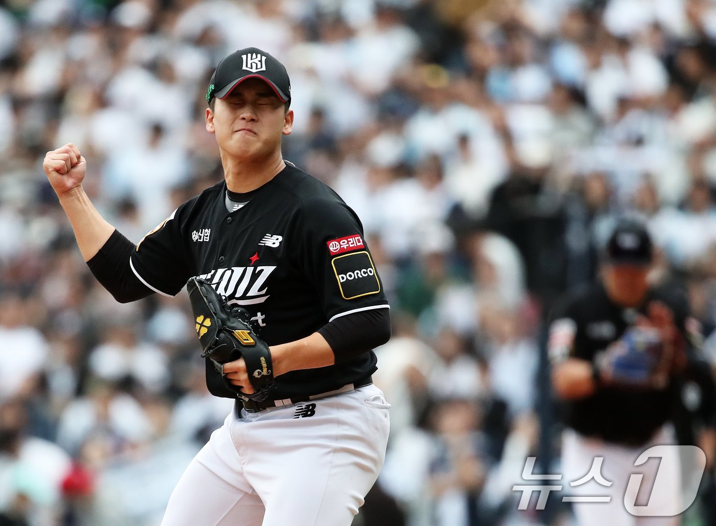 본문 이미지 - 3일 오후 서울 송파구 잠실야구장에서 열린 프로야구 '2024 신한 SOL 뱅크 KBO리그' KT 위즈와 두산 베어스의 포스트시즌 와일드카드 결정전 2차전, 9회말 구원 등판한 KT 마무리 투수 박영현이 마지막 타자를 잡아낸 후 기뻐하고 있다. 2024.10.3/뉴스1 ⓒ News1 오대일 기자