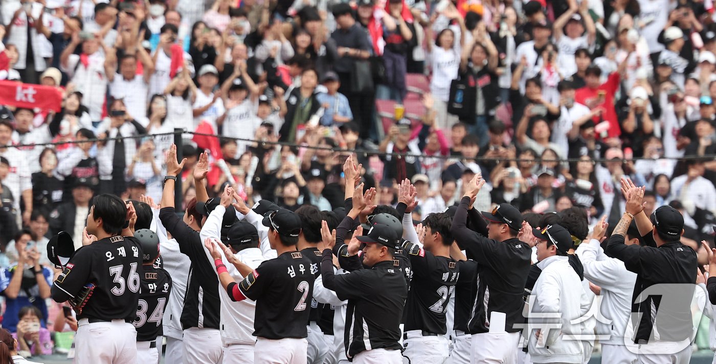 본문 이미지 - KT 위즈 선수들이 3일 오후 서울 송파구 잠실야구장에서 열린 프로야구 '2024 신한 SOL 뱅크 KBO리그' KT 위즈와 두산 베어스의 포스트시즌 와일드카드 결정전 2차전에서 1-0으로 승리를 거두며 준플레이오프 진출에 성공한 후 관중들을 향해 인사하고 있다. 2024.10.3/뉴스1 ⓒ News1 김성진 기자