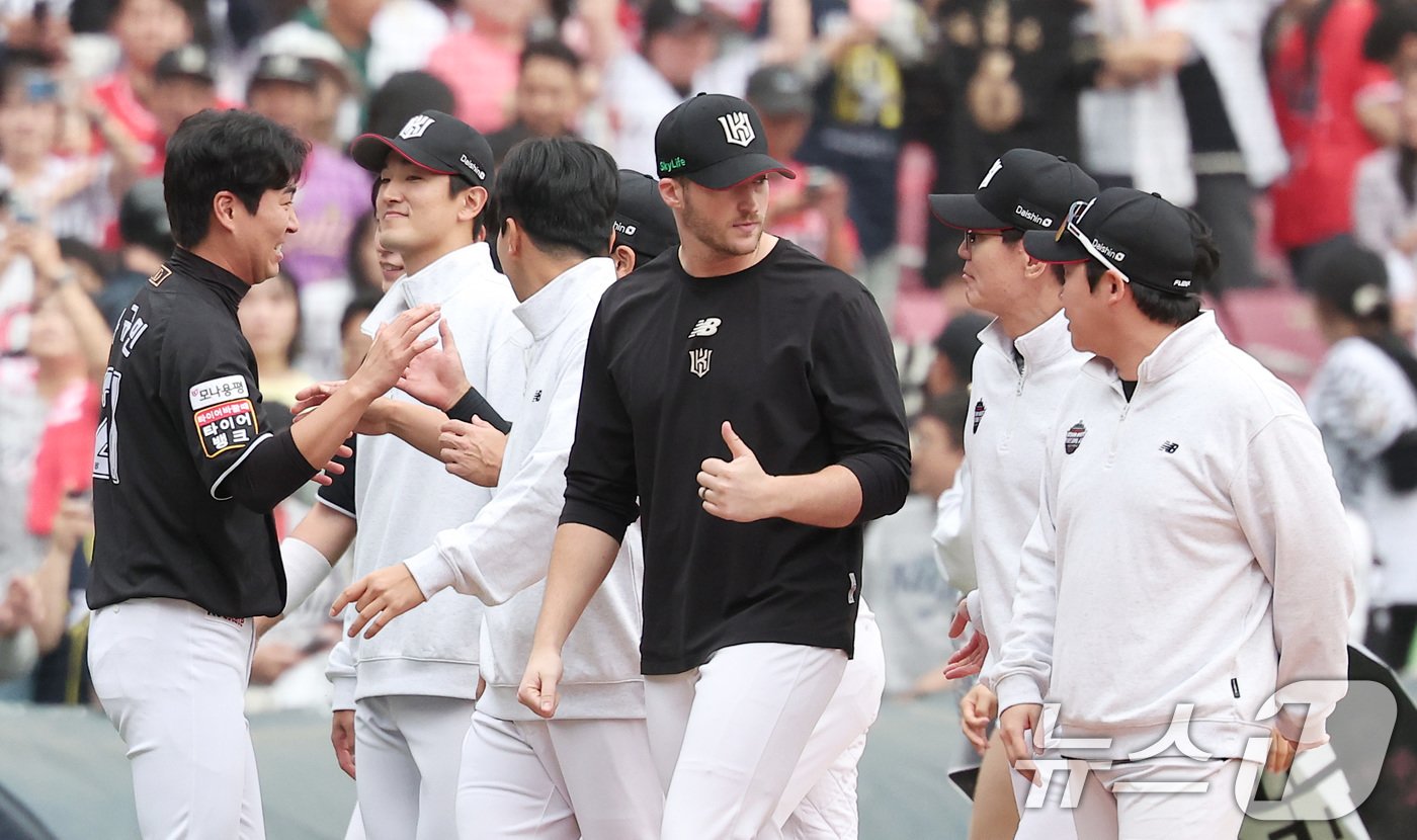 본문 이미지 - KT 이강철 감독이 3일 오후 서울 송파구 잠실야구장에서 열린 프로야구 '2024 신한 SOL 뱅크 KBO리그' KT 위즈와 두산 베어스의 포스트시즌 와일드카드 결정전 2차전에서 1-0으로 승리를 거두며 준플레이오프 진출에 성공한 후 벤자민과 대화하고 있다. 2024.10.3/뉴스1 ⓒ News1 김성진 기자