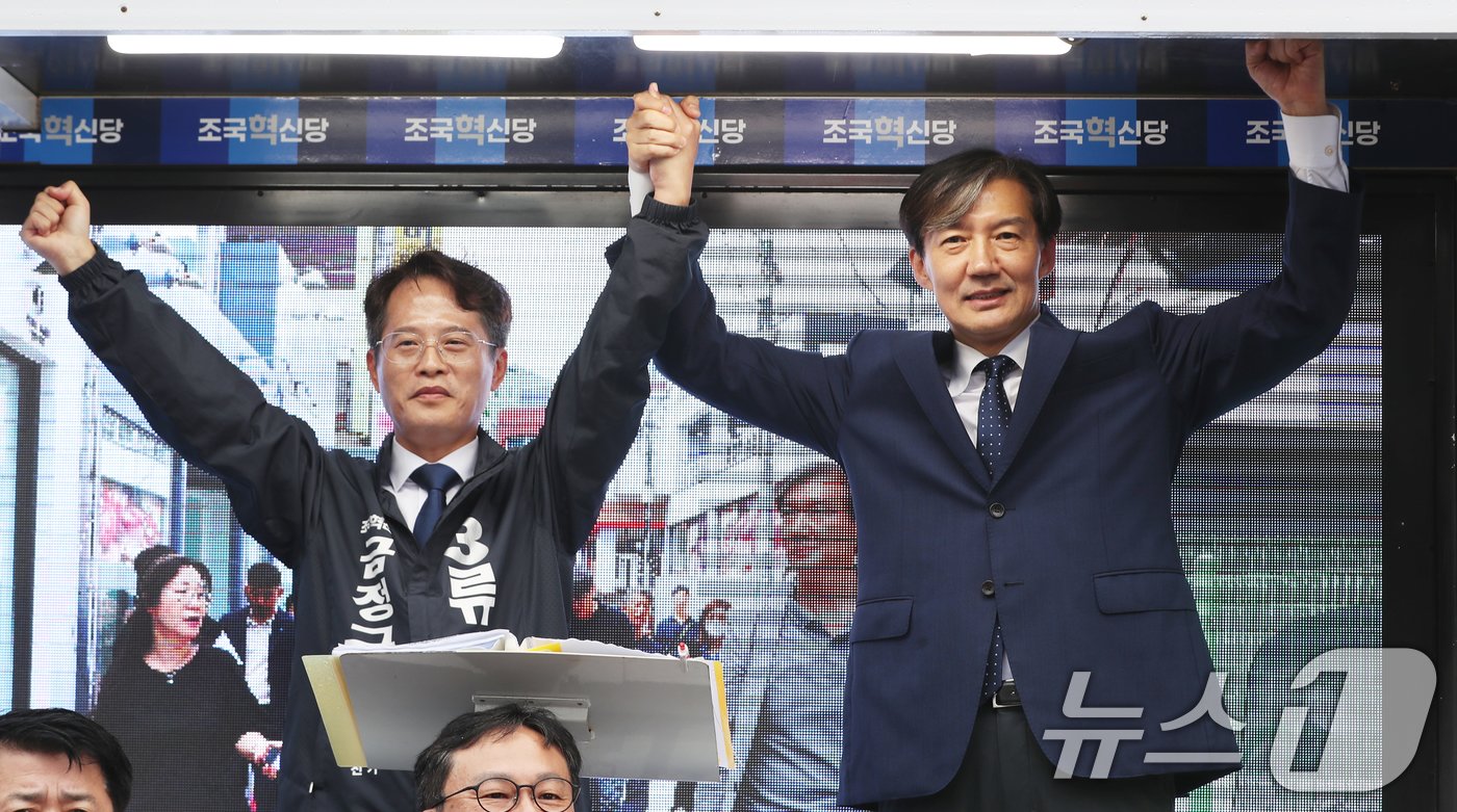 본문 이미지 - 조국 조국혁신당 대표가 3일 오후 부산 금정구 서동미로시장 앞에서 열린 류제성 부산 금정구청장 후보 출정식에 참석해 지원유세를 하고 있다. 2024.10.3/뉴스1 ⓒ News1 윤일지 기자