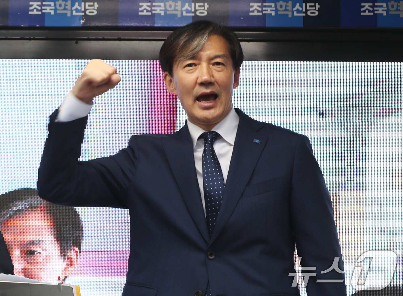 본문 이미지 - 조국 조국혁신당 대표가 3일 오후 부산 금정구 서동미로시장 앞에서 열린 류제성 부산 금정구청장 후보 출정식에 참석해 지원유세를 하고 있다. 2024.10.3/뉴스1 ⓒ News1 윤일지 기자