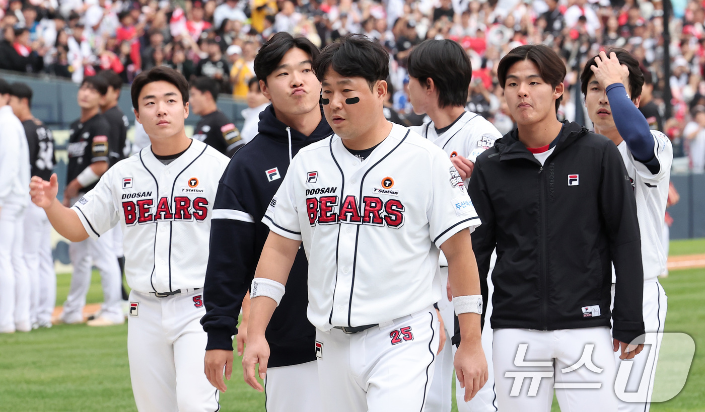 (서울=뉴스1) 김성진 기자 = KT 위즈가 3일 오후 서울 송파구 잠실야구장에서 열린 프로야구 '2024 신한 SOL 뱅크 KBO리그' KT 위즈와 두산 베어스의 포스트시즌 와일 …