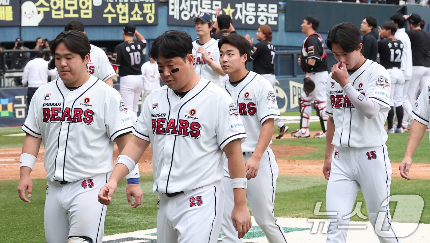 본문 이미지 - KT 위즈가 3일 오후 서울 송파구 잠실야구장에서 열린 프로야구 '2024 신한 SOL 뱅크 KBO리그' KT 위즈와 두산 베어스의 포스트시즌 와일드카드 결정전 2차전에서 1-0으로 승리를 거두며 준플레이오프 진출에 성공했다. 가을야구를 마무리한 두산 양의지와 선수들이 아쉬워하고 있다. 2024.10.3/뉴스1 ⓒ News1 김성진 기자