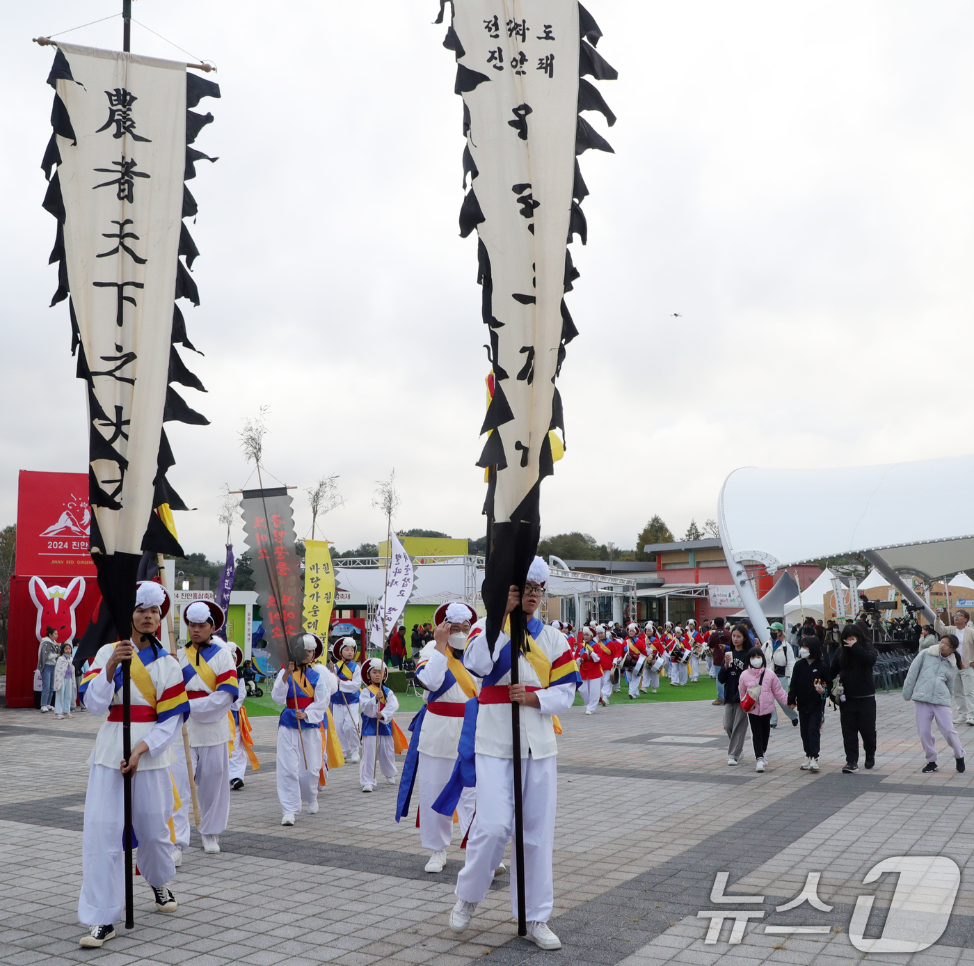 (진안=뉴스1) 유경석 기자 = 진안홍삼축제 개막일인 3일 전북자치도 진안군 마이산 북부 일원에서 몽금척 퍼레이드가 펼쳐지고 있다. 2024.10.3/뉴스1