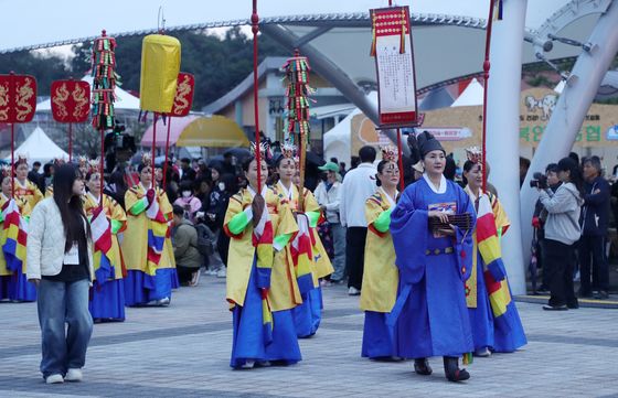 "진안홍삼축제, 내년에 다시 만나요"…관광객 북적이며 '호평'