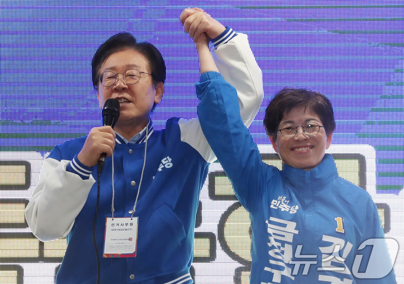 본문 이미지 - 이재명 더불어민주당 대표가 3일 오후 부산 금정구 부산대역 앞에서 김경지 부산 금정구청장 후보 지원유세를 하고 있다. 2024.10.3/뉴스1 ⓒ News1 윤일지 기자