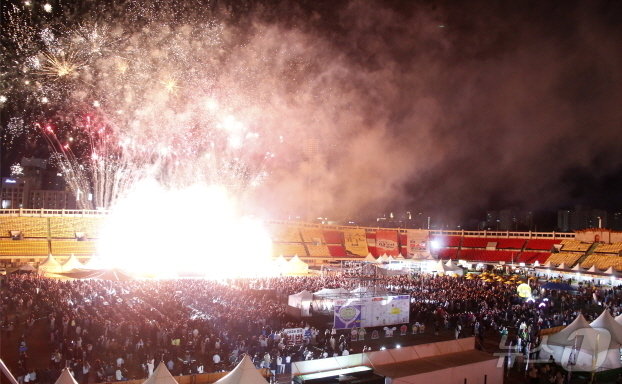 본문 이미지 - 전통문화의 도시 전주의 맛과 멋, 흥이 총 망라된 통합축제 ‘전주페스타 2024’가 3일 오프닝 축제를 시작으로 한 달 간의 긴 여정에 돌입했다.(전주시 제공)/뉴스1