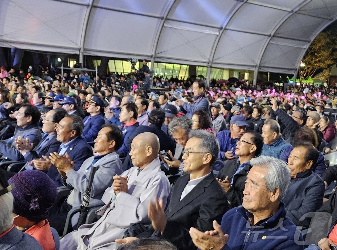 개막식에 참석한 관람객들이 박수를 치며 합창단의 노래를 따라 부르고 있다. / 뉴스1 ⓒ News1 백운석 기자 