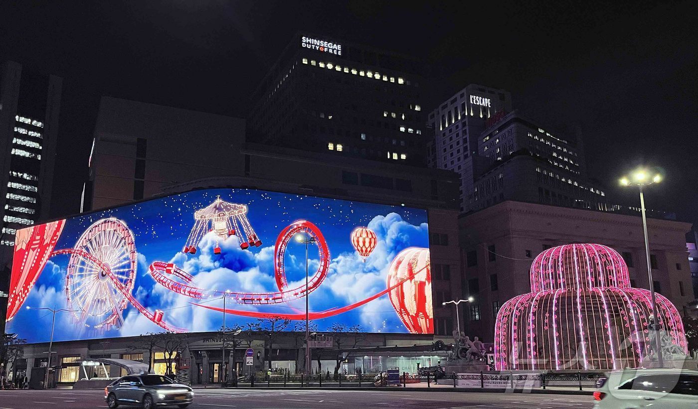 본문 이미지 - 밤하늘에 화려한 조명으로 장식된 놀이공원 모습(신세계 제공)