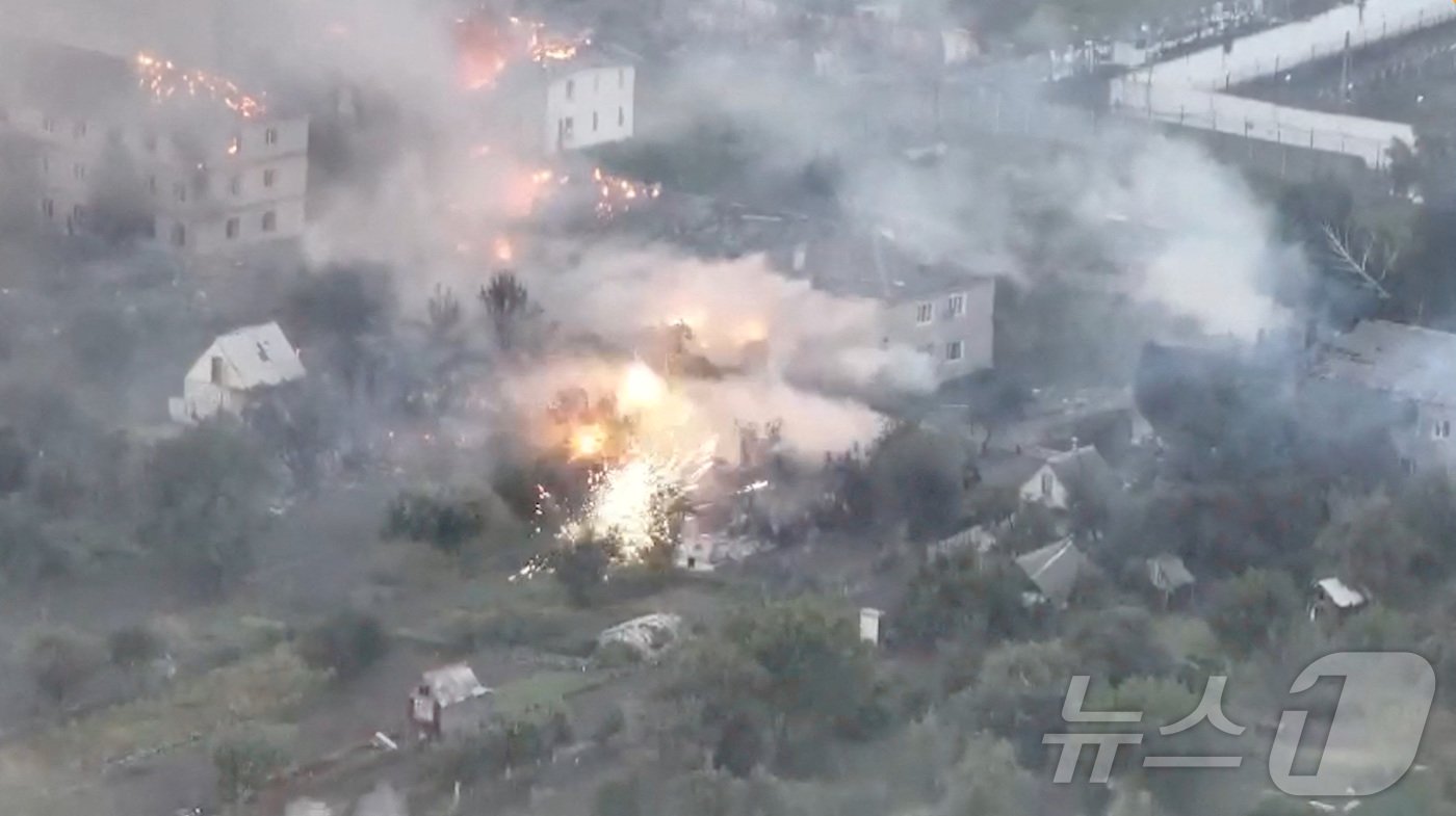 본문 이미지 - 지난 8월 20일(현지시간) 러시아 쿠르스크주의 말라야 로크냐에서 우크라이나군이 전투를 치르고 있다. 사진은 우크라이나군이 제공한 영상 캡처. 2024.08.20 ⓒ 로이터=뉴스1 ⓒ News1 김지완 기자