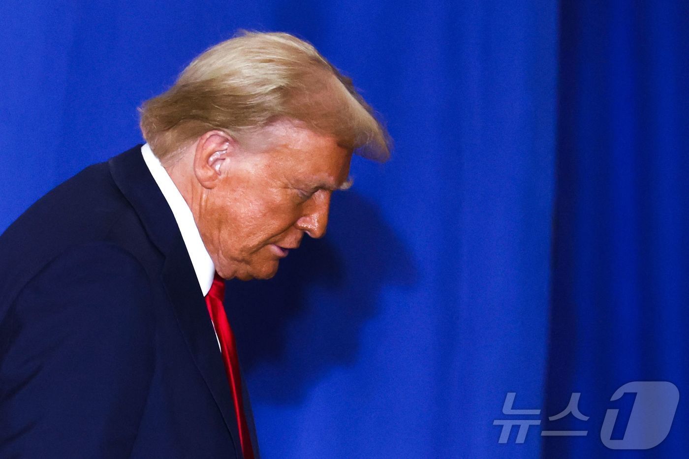 본문 이미지 - 미국 공화당 대선 후보인 도널드 트럼프 전 대통령이 29일(현지시간) 펜실베이니아주 드렉셀 힐에서 열린 라운드 테이블에 참석한 뒤 떠나고 있다. 2024.10.30 ⓒ AFP=뉴스1 ⓒ News1 우동명 기자